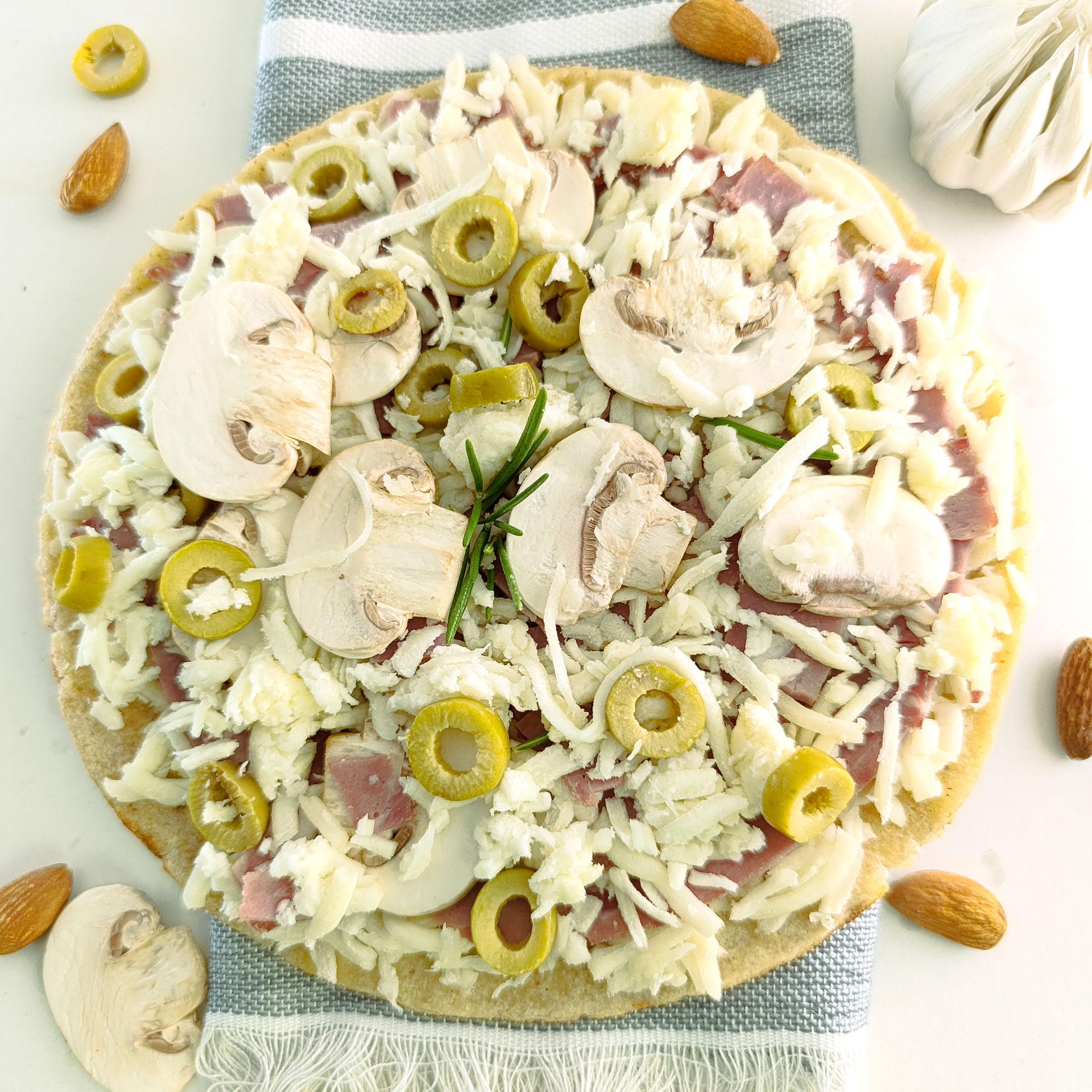 پیتزا ژامبون گوشت و مرغ رژیمی - نیمه آماده تک نفره | کتوژنیک - با آرد بادام