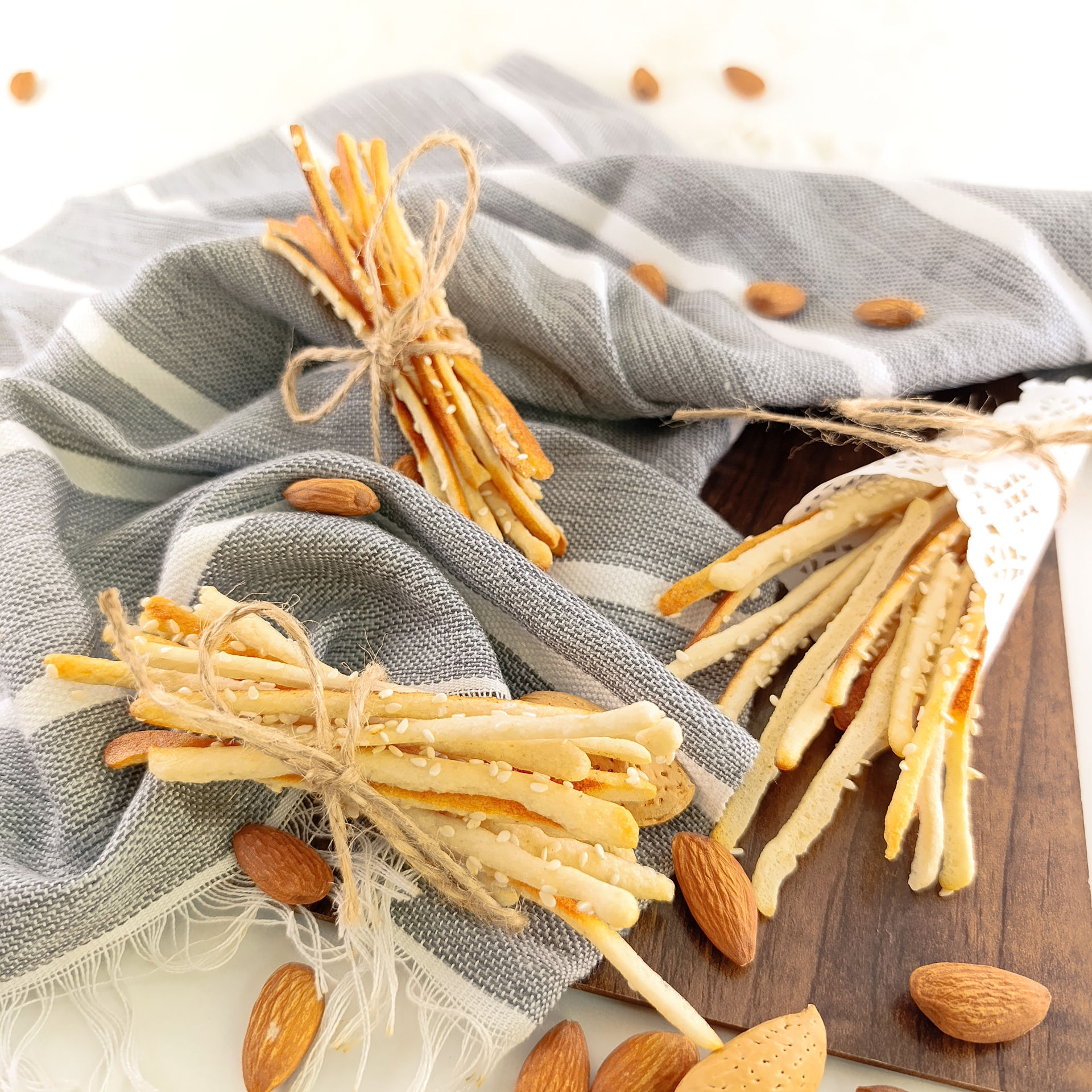 چوب شور بادامی کنجدی - 100% رژیمی و فاقد گلوتن (کتوژنیک) - تهیه شده با آرد بادام