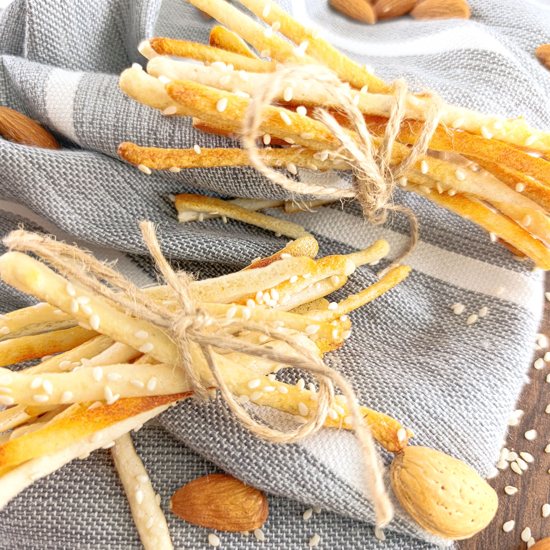 چوب شور بادامی کنجدی - 100% رژیمی و فاقد گلوتن (کتوژنیک) - تهیه شده با آرد بادام