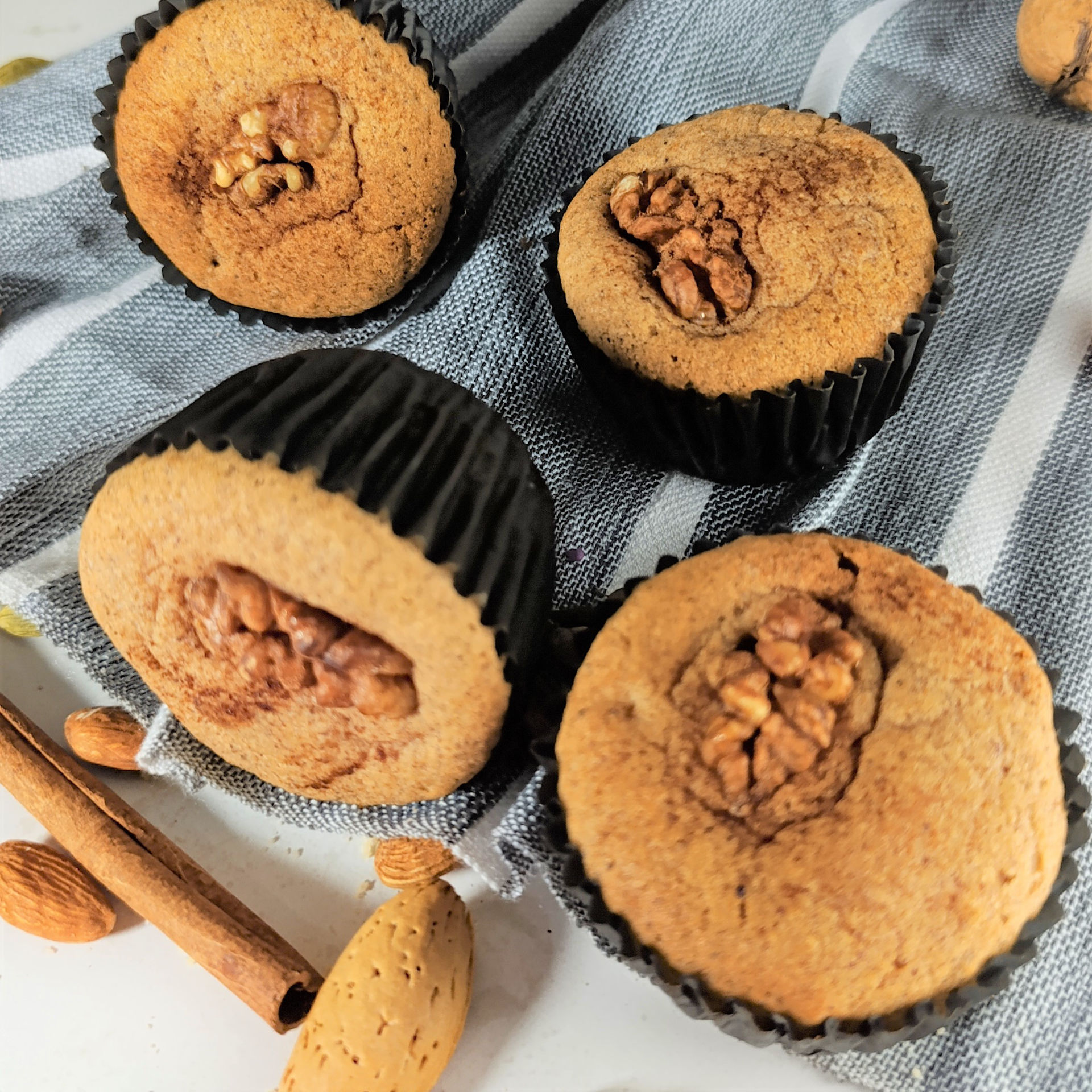 کاپ کیک گردو دارچین رژیمی و پروتئینه با آرد بادام و استویا - شیرین اما بدون قند (کتوژنیک)