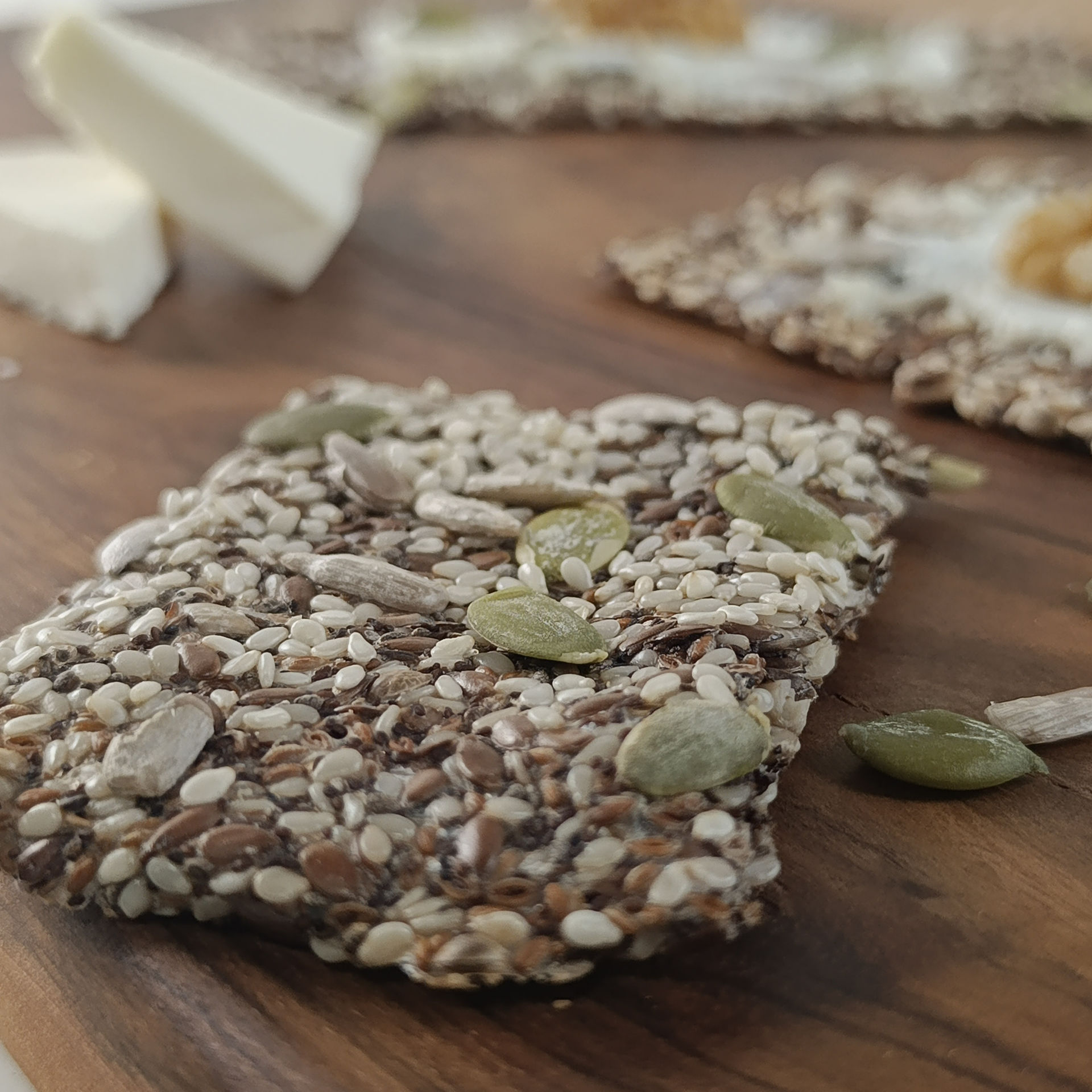 کراکر هفت دانه نمکی - 100% رژیمی و فاقد گلوتن| کتوژنیک - دیابتیک - وگن