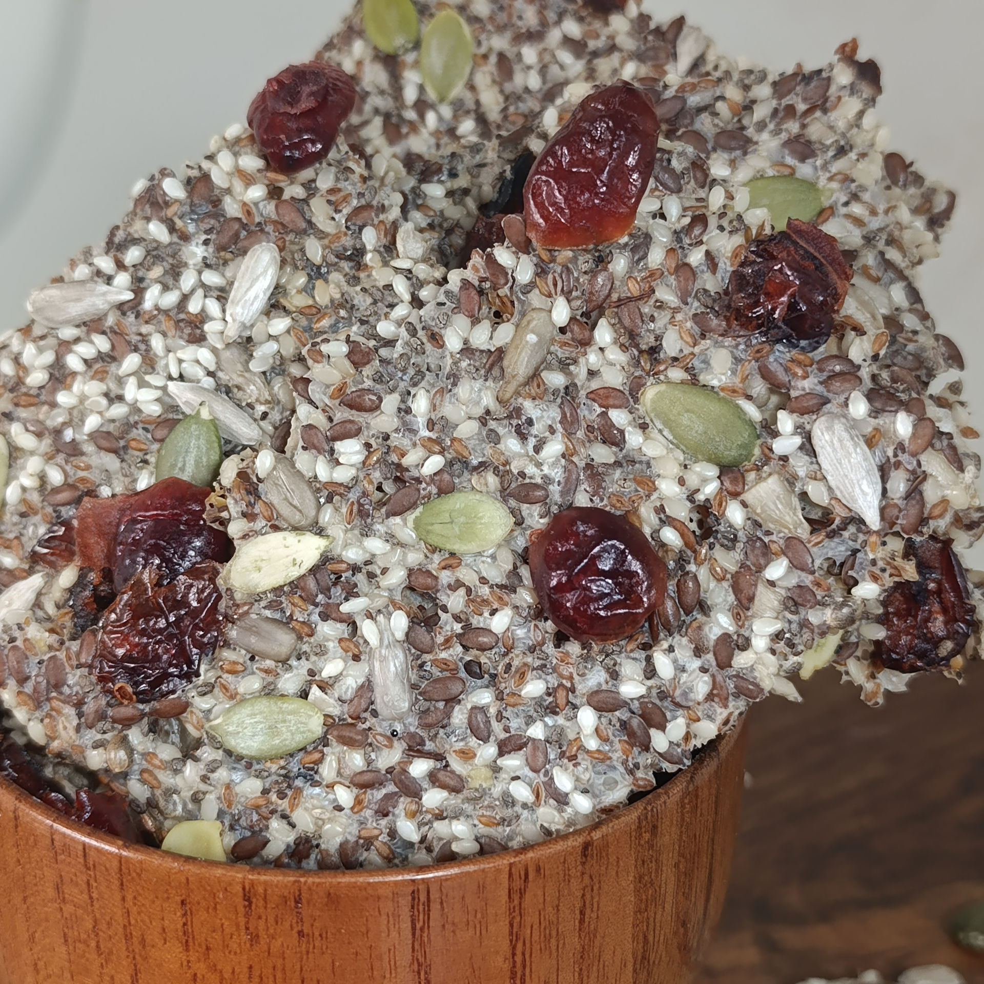 کراکر هفت دانه شیرین با کرنبری - 100% رژیمی و فاقد گلوتن| کتوژنیک - دیابتیک - وگن