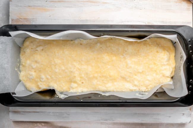 ریختن مخلوط خمیر نان در قالب